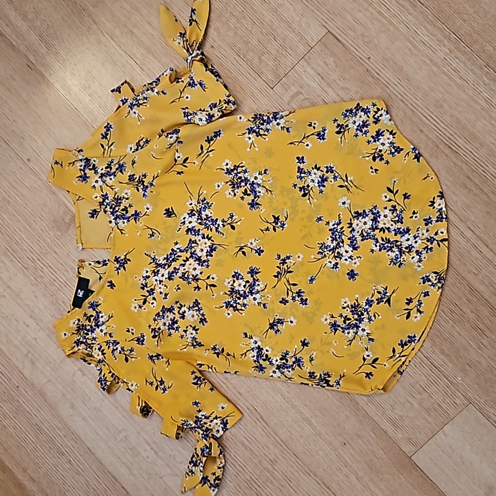 ⭐ 2/$25 iZ Byer Yellow Floral Print Blouse